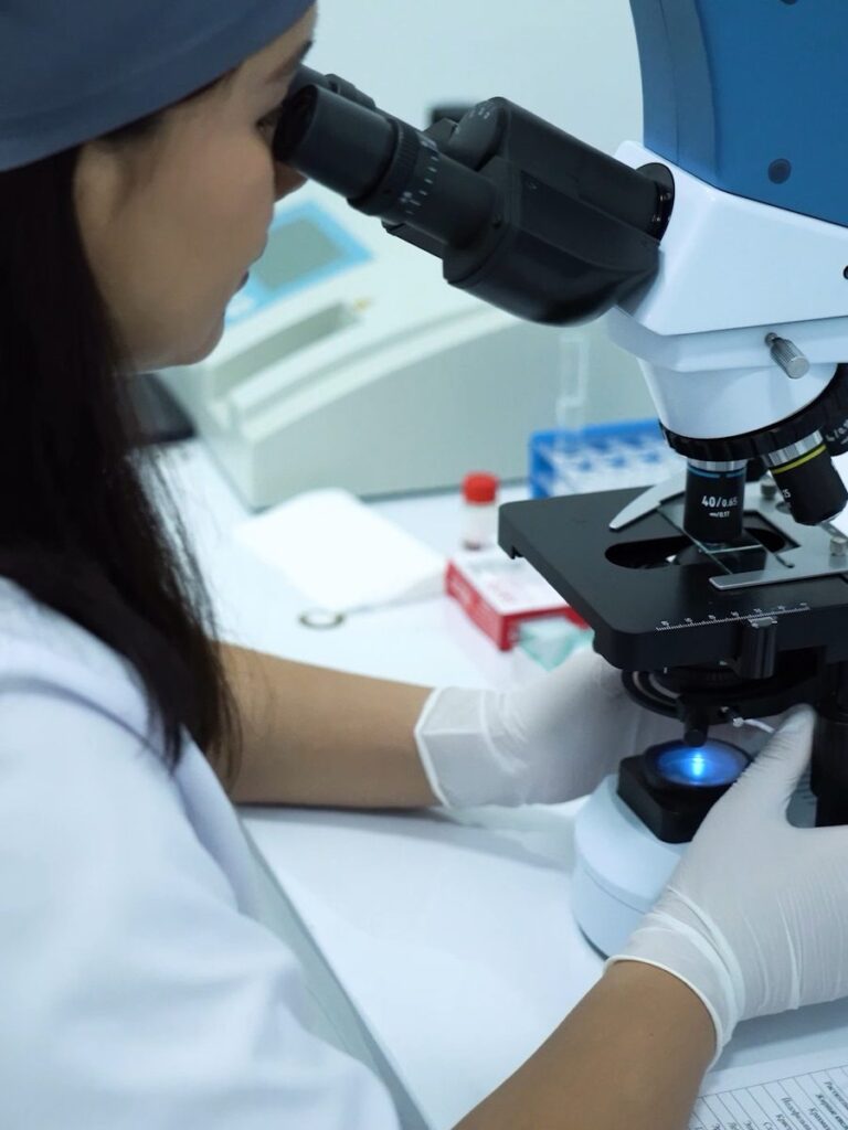 Исследование под микроскопом — лаборатория Doctor K
